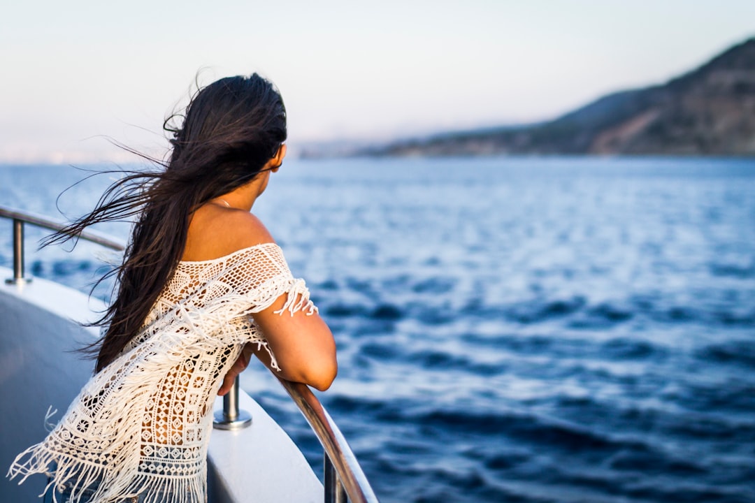 Mediterrane sferen breien: lichte patronen en natuurlijke materialen voor zomerse kleding